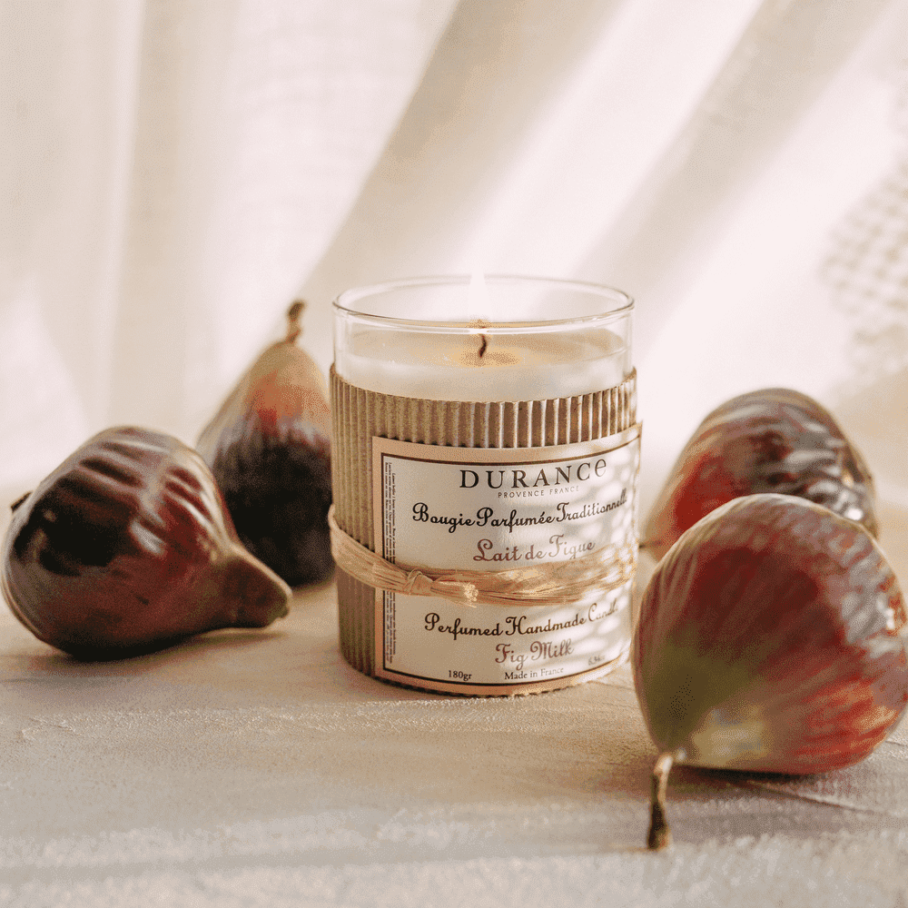 bougie artisanale Lait de figue posée sur une table avec des figues