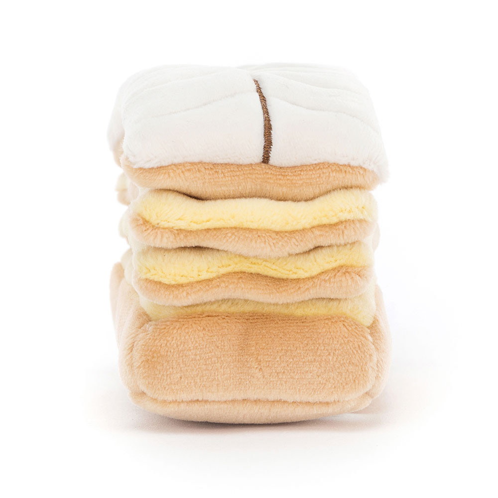 mille feuille en peluche de coté sur fond blanc 