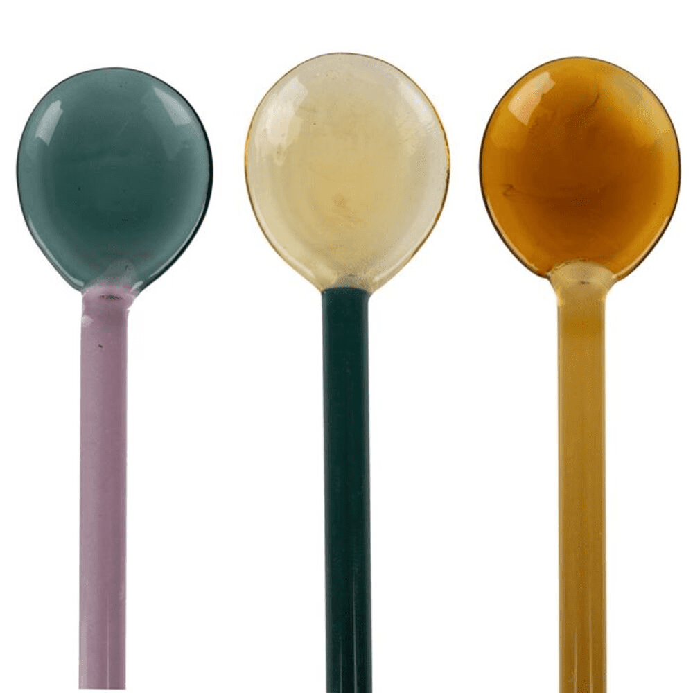 lot de 4 cuillères en verre multicolore sur fond blanc