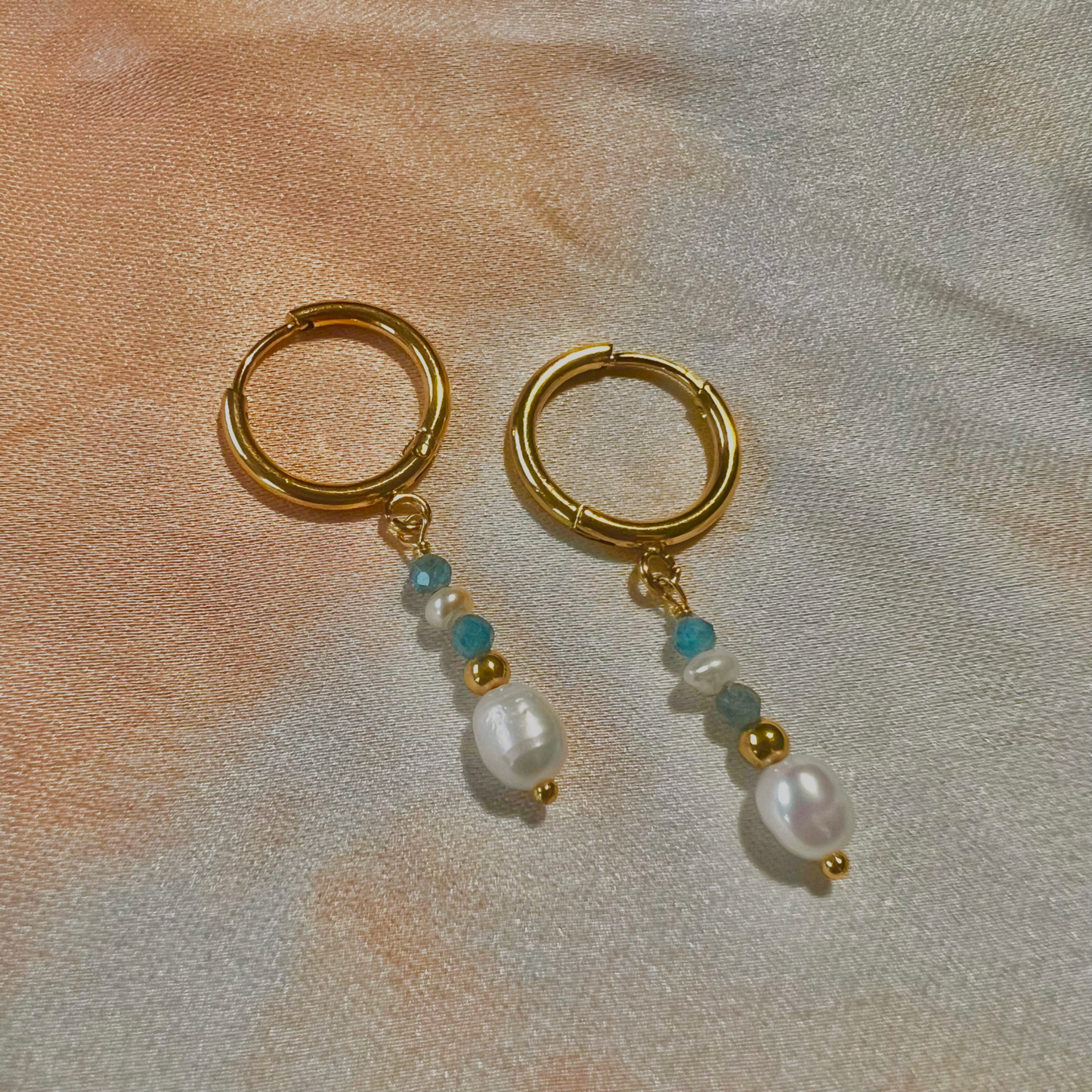 boucles d'oreilles pendantes en acier inoxydable de couleur or avec perles nacre et pierre semi précieuse apatite bleue