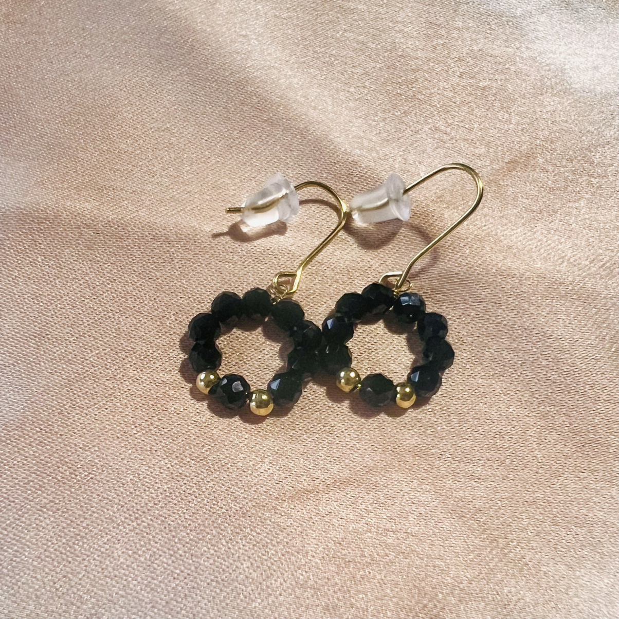 Boucles d'oreilles en acier inoxydable de couleur or avec pierres precieuses onyx noires