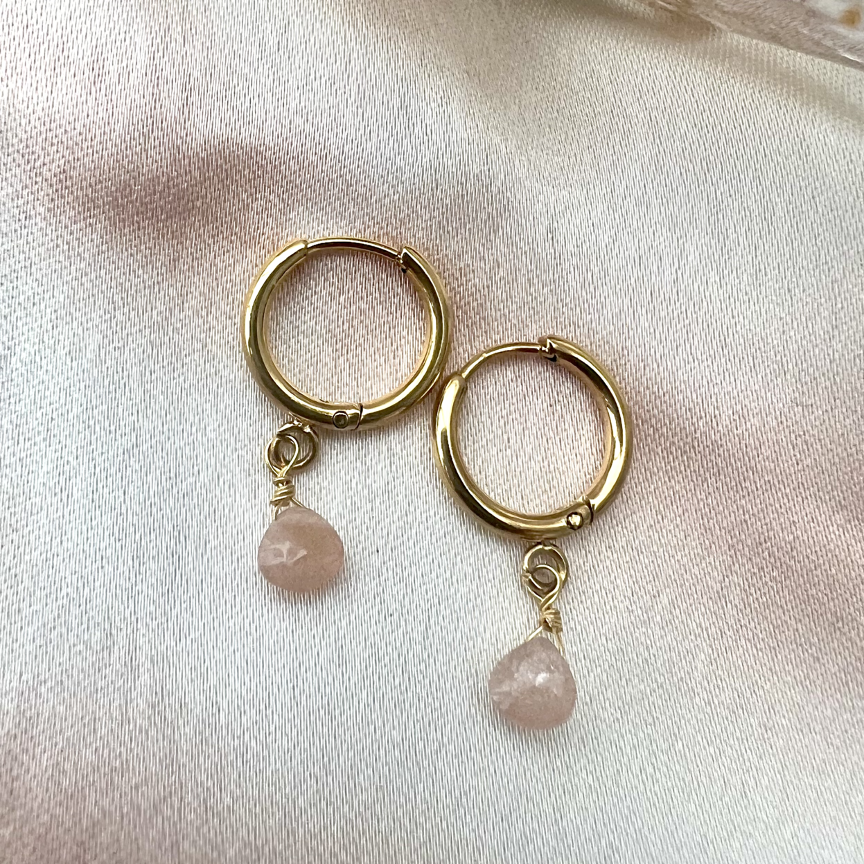 Boucles d'oreilles en acier inoxydable de couleur or avec pierre semi précieuse quartz rose 