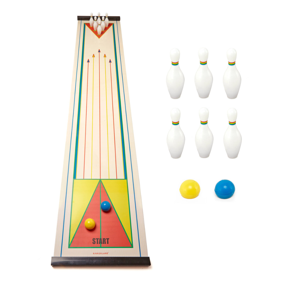 jeu de bowling avec tapis quilles et boules de bowling sur fond blanc