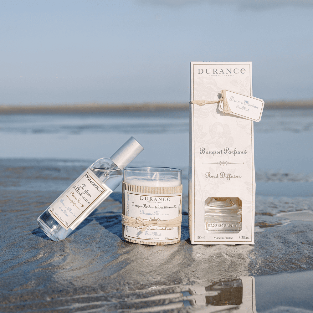 bougie artisanale brume marine sur la plage avec la mer autour et d'autres parfums Durance