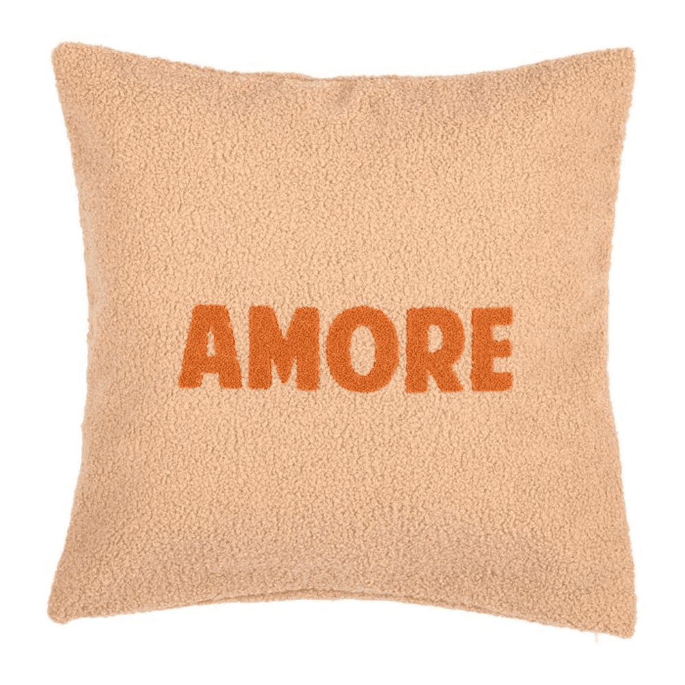 coussin bouclette carré couleur pêche avec message au centre "Amore" de couleur orange sur fond blanc