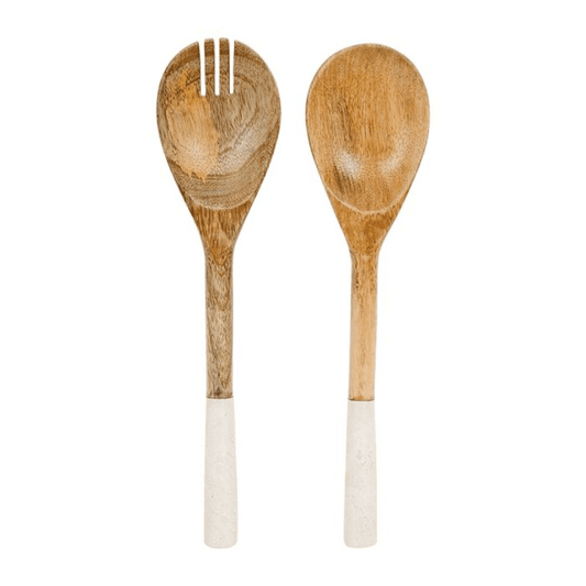 Couverts pour salades en bois avec un manche sur fond blanc&nbsp;