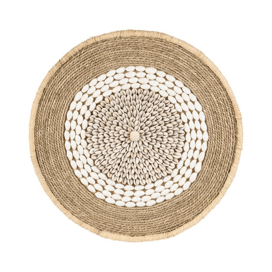 Décoration murale en forme de rosace avec des coquillages blanc sur fond blanc