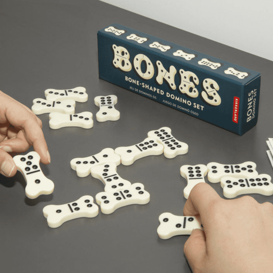 emballage et domino jeu dog bones sur table