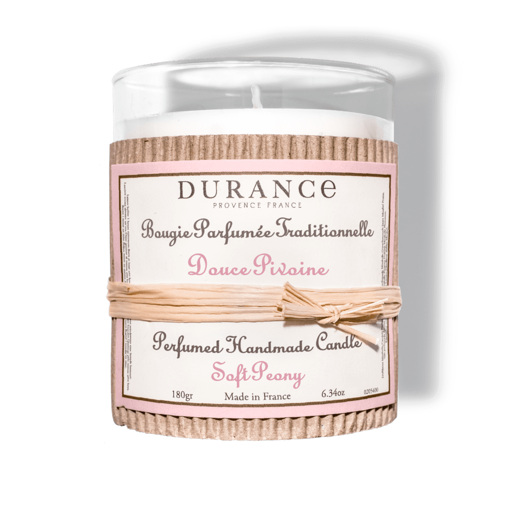 bougie artisanale douce pivoine sur fond blanc 