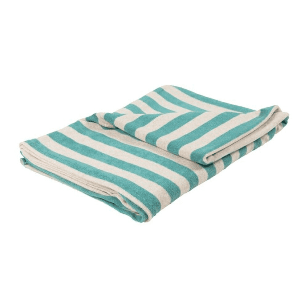 drap de bain turquoise et blanc sur fond blanc