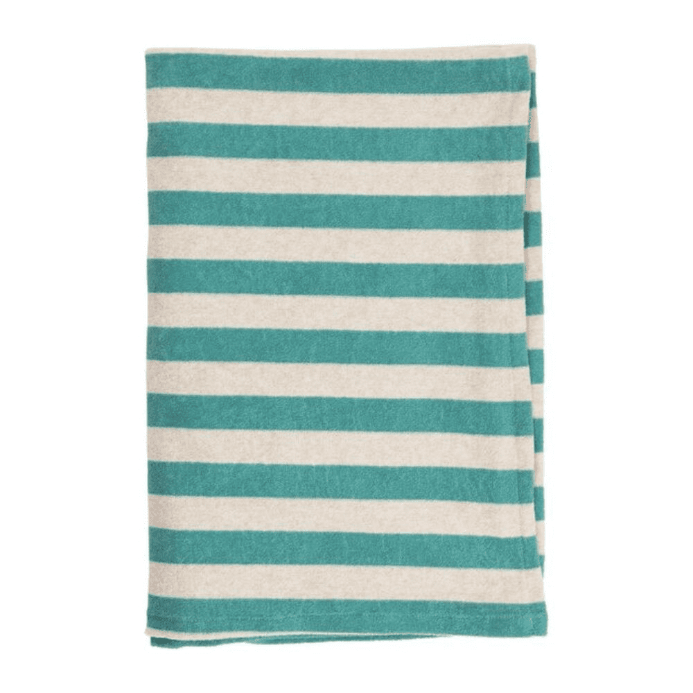 drap de bain turquoise et blanc sur fond blanc