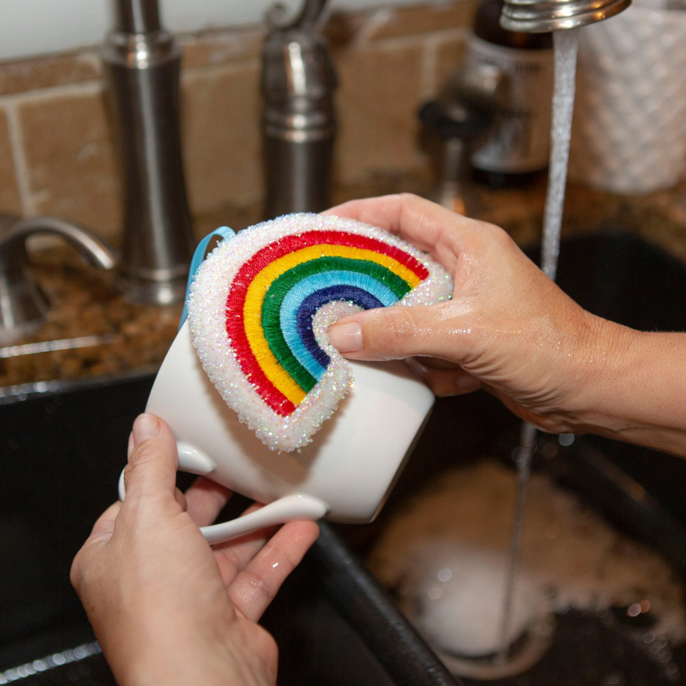 démonstration lavage mug avec une éponge arc-en-ciel