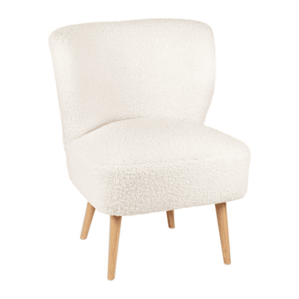 Fauteuil blanc en ivoire sur fond blanc