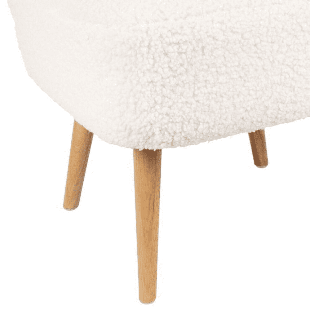 Fauteuil blanc en ivoire sur fond blanc