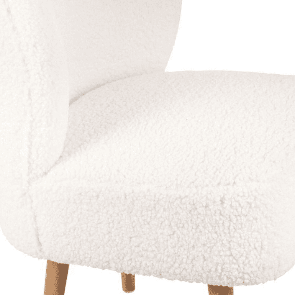 Fauteuil blanc en ivoire sur fond blanc