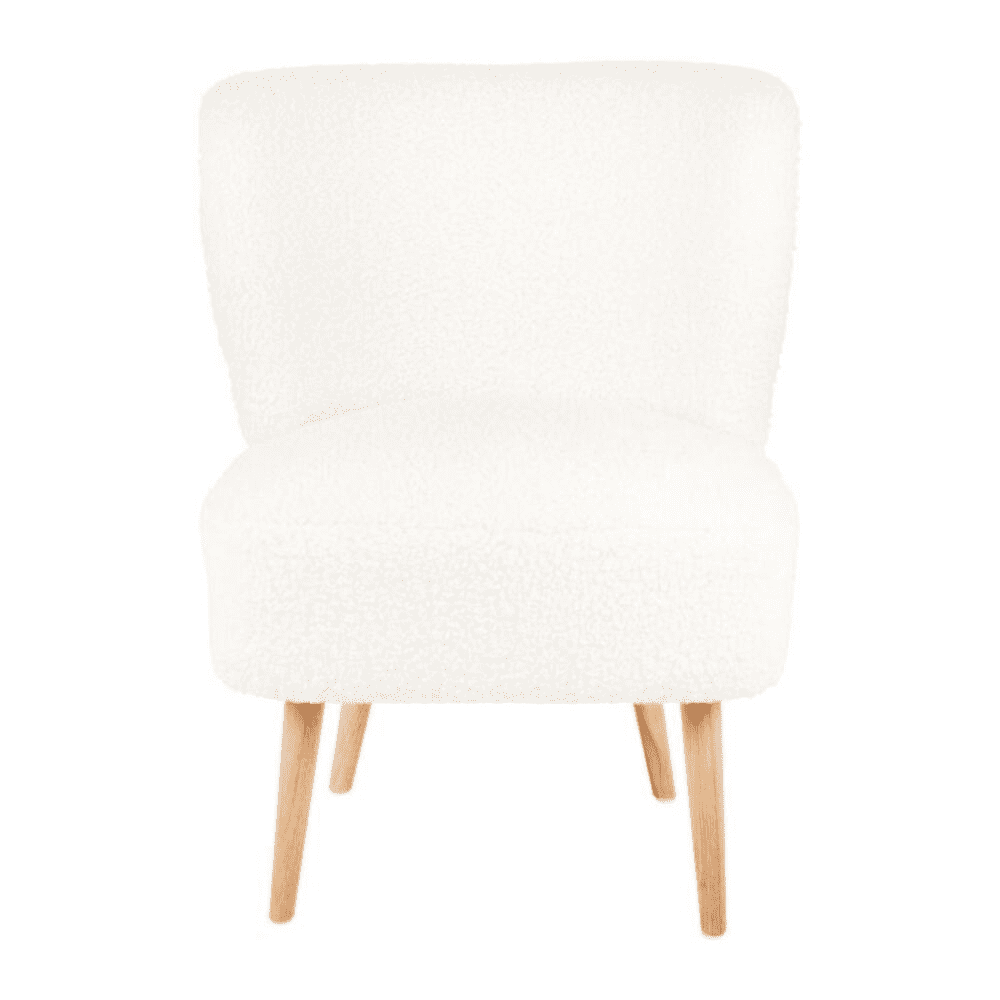 Fauteuil blanc en ivoire sur fond blanc