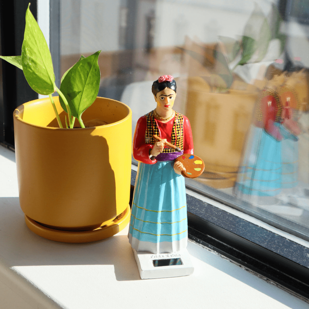 figurine solaire Frida devant fenêtre