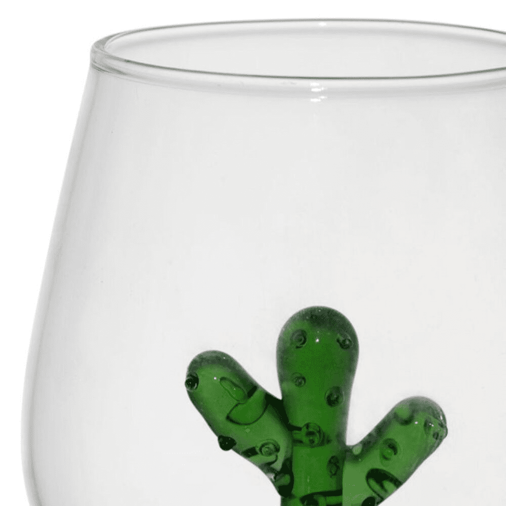 Gobelet avec un cactus vert dedans sur fond blanc