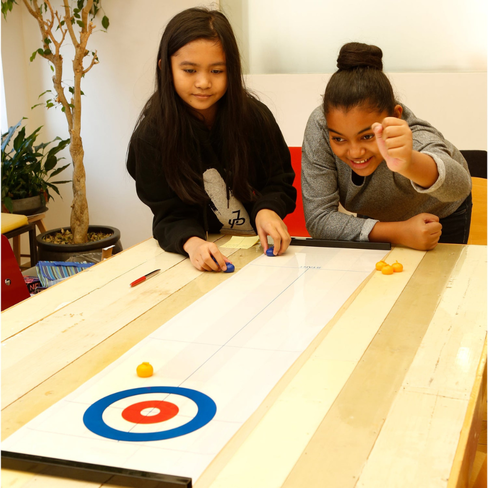 mis en situation avec enfants qui jouent au curling