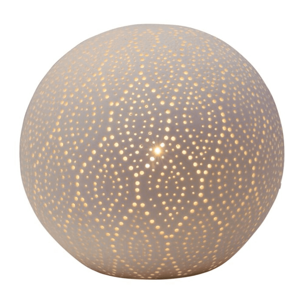 lampe en forme de boule en dentelle blanc sur fond blanc 