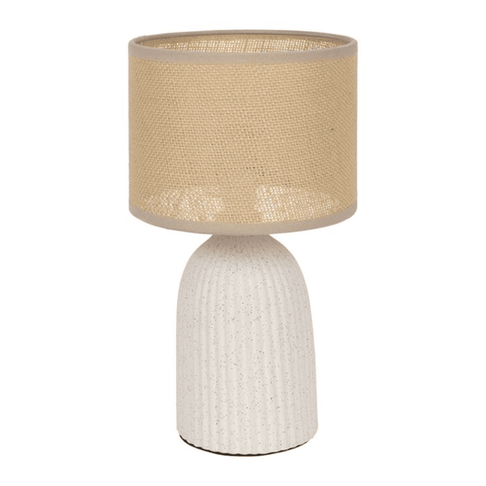 lampe en rotin et céramique de couleur beige et blanche sur fond blanc 