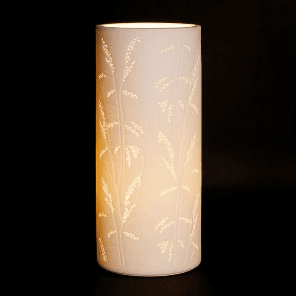 lampe cylindrique blanche avec motifs sur fond noir