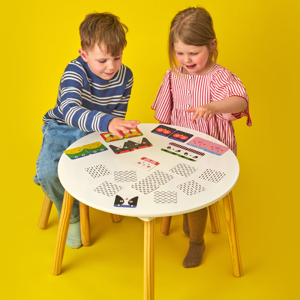 mise en situation avec deux enfants qui jouent au memory matching game sur fond jaune