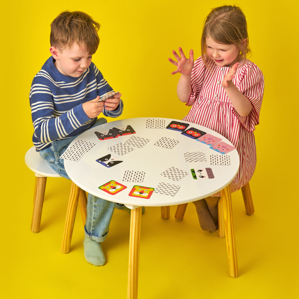 mise en situation avec deux enfants qui jouent au jeu de memory matching game sur fond jaune