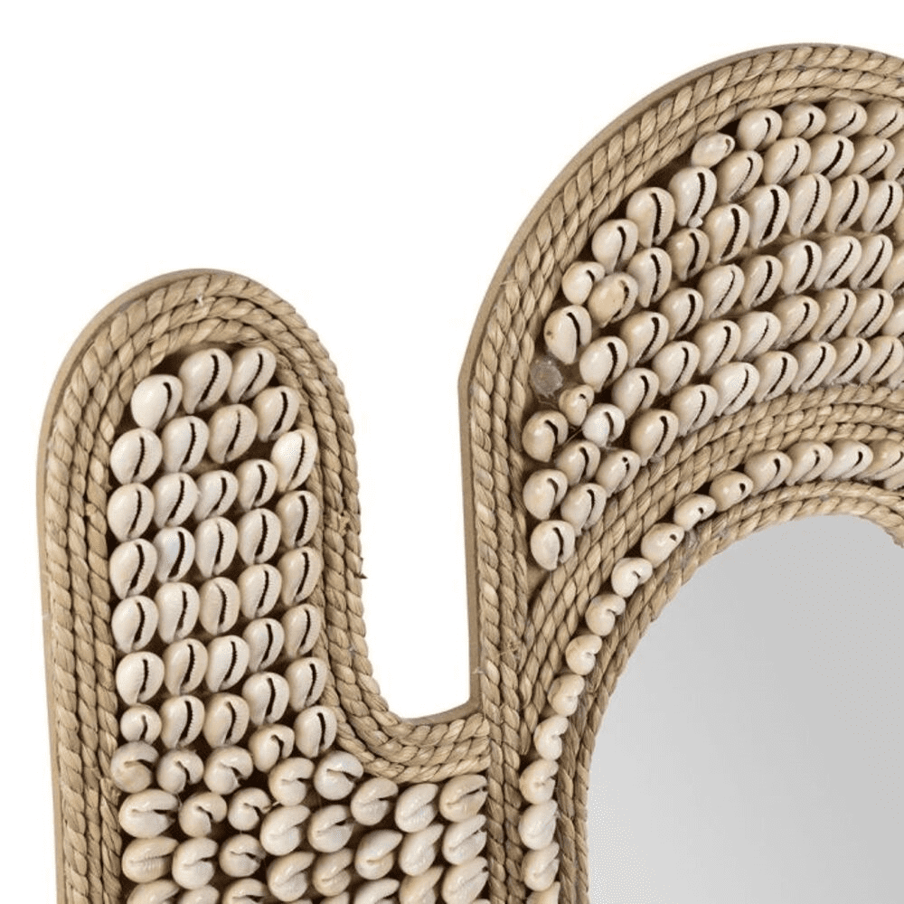 Miroir en forme de cactus avec des coquillages sur fond blanc