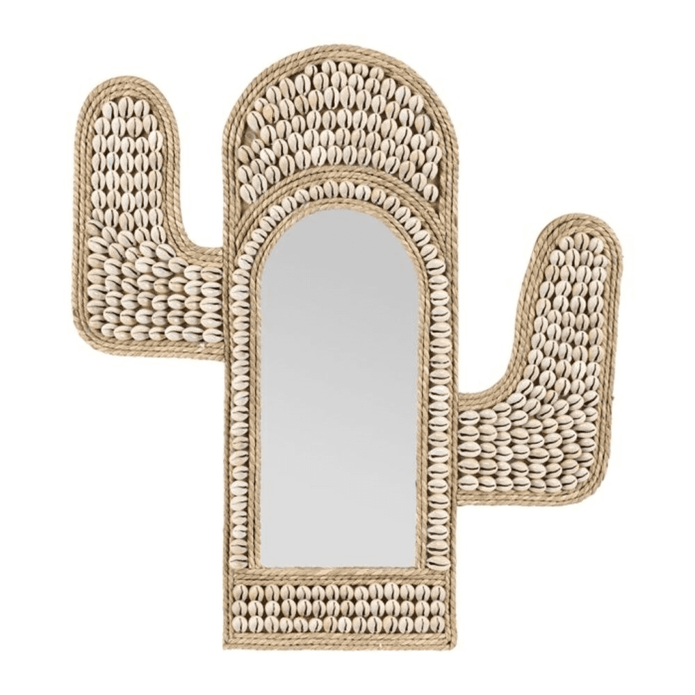 Miroir en forme de cactus avec des coquillages sur fond blanc