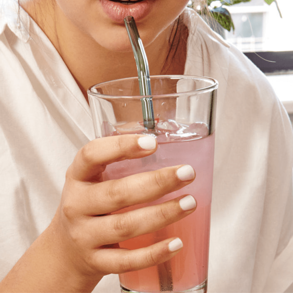 mise en situation paille en verre avec boisson