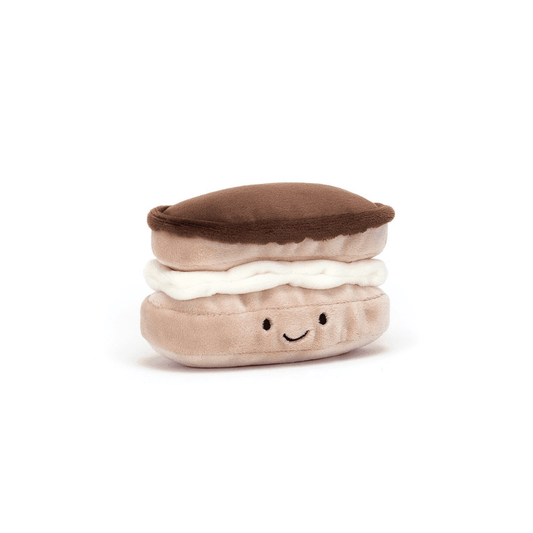 peluche en forme d'éclair au chocolat sur fond blanc