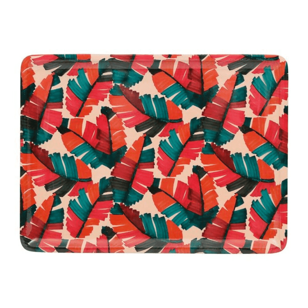 plateau multicolore avec des motifs de feuille sur fond blanc