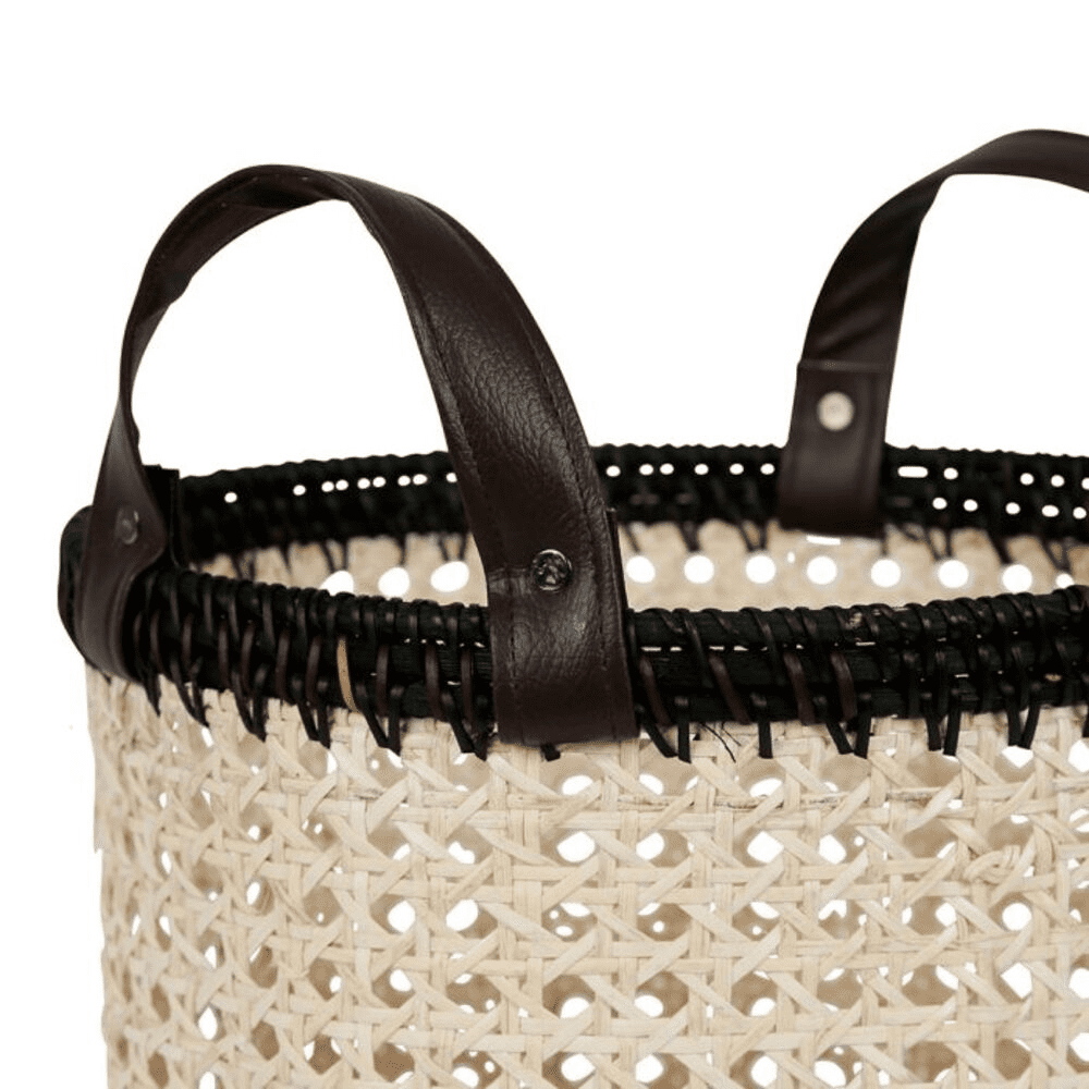 panier en rotin noir et naturel sur fond blanc