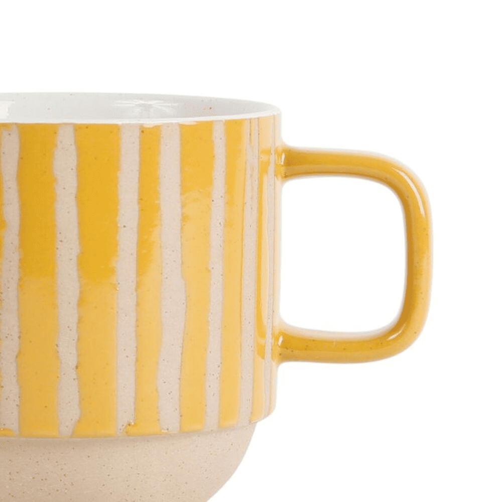 set de 4 tasses à thé de couleur jaune sur fond blanc 