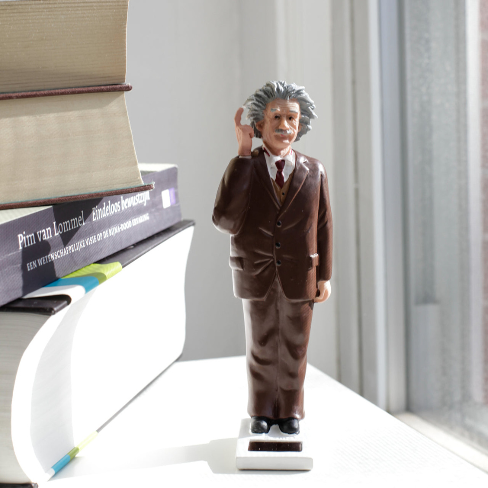 figurine Einstein poser sur le rebord d'une fenêtre 