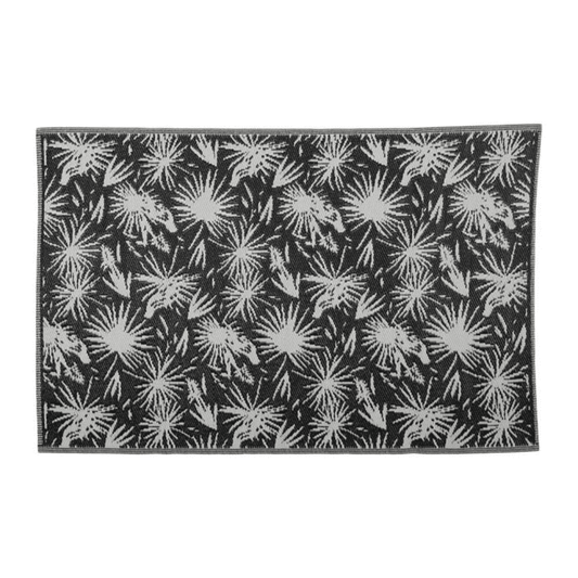 Tapis noir et écru avec des motifs sur fond blanc