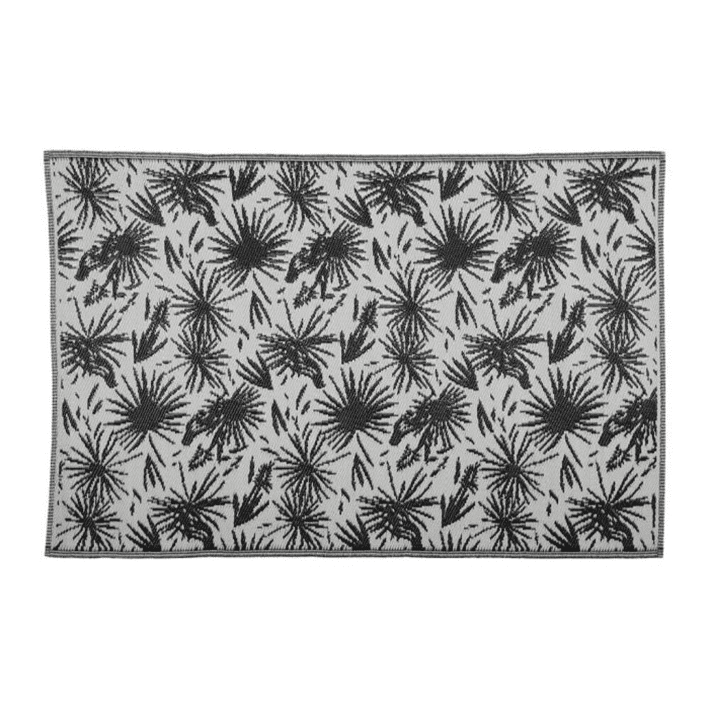 Tapis noir et écru avec des motifs sur fond blanc