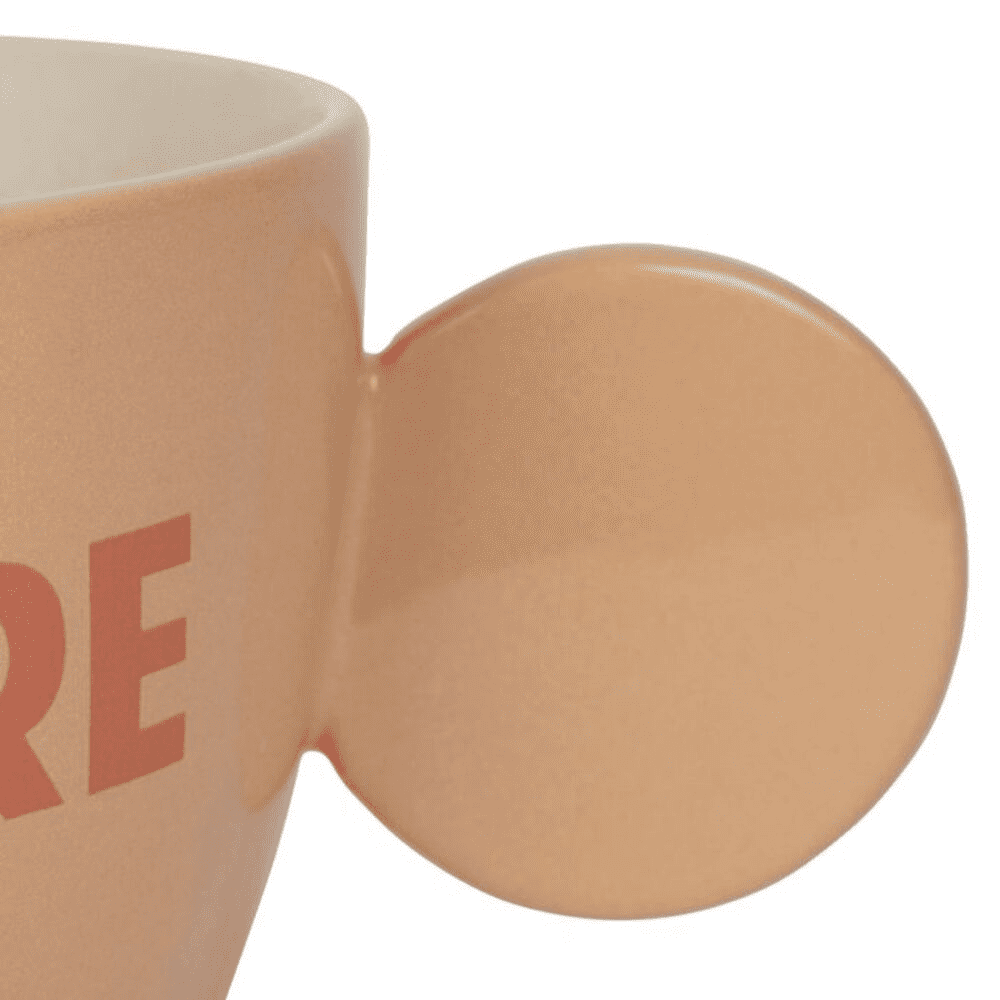 Tasse couleur nude avec ecrit AMORE dessus sur fond blanc