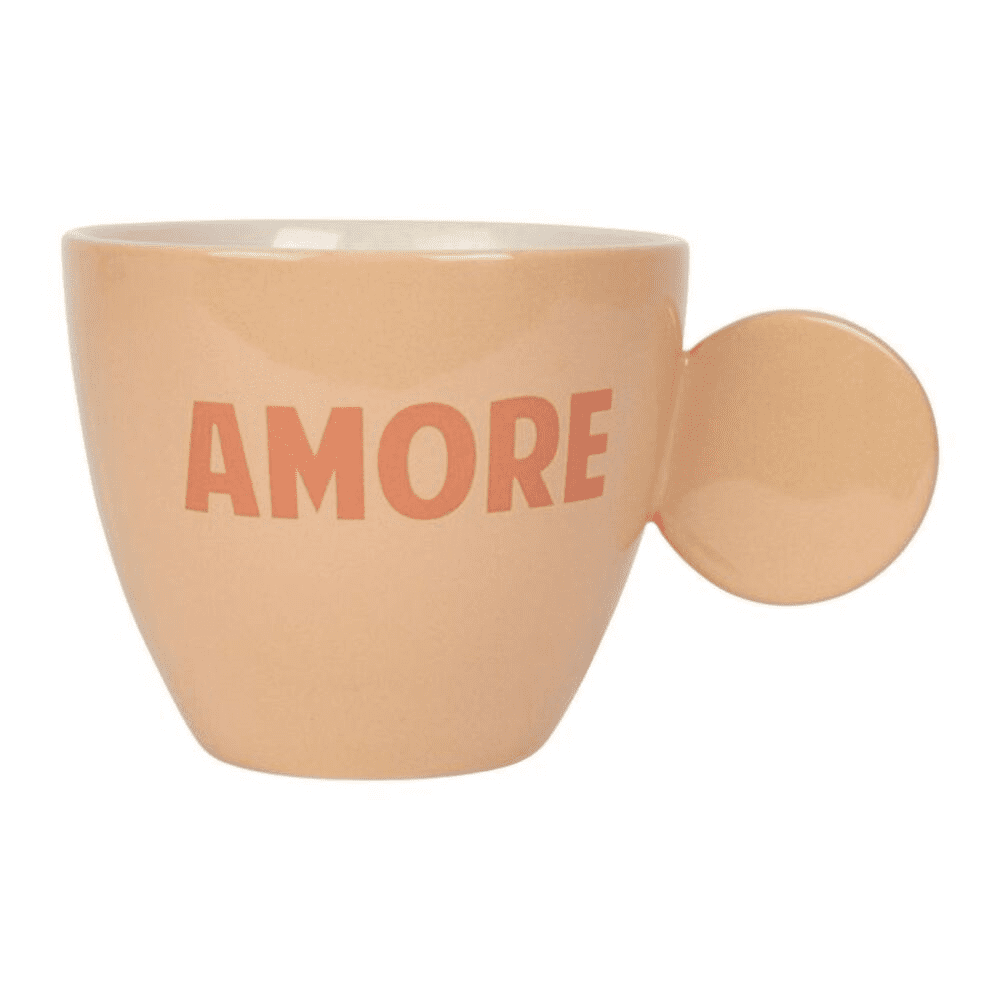 Tasse couleur nude avec ecrit AMORE dessus sur fond blanc