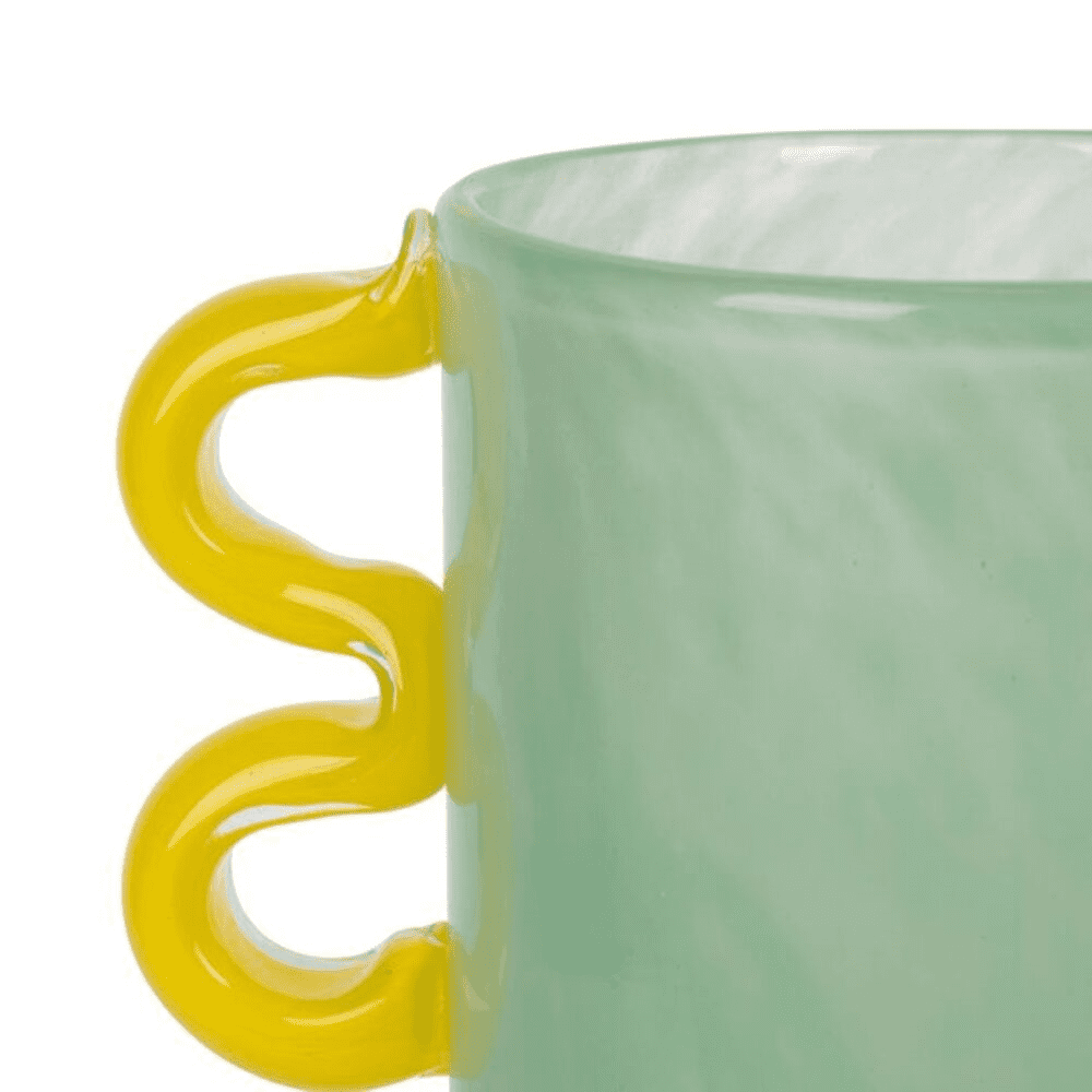 vase en verre avec 1 poignée jaune à gauche sur fond blanc 